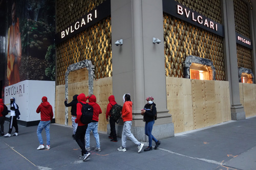 Fifth Avenue Stores Board Up Amid Looting Cititour Nyc