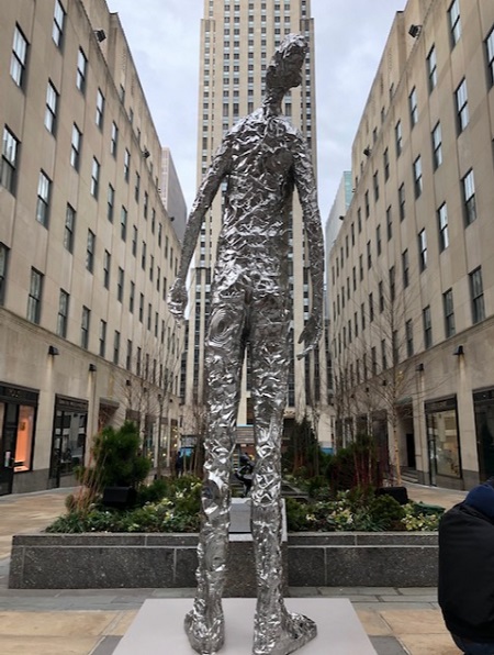 ''Looking Up'' statue arrives at Rockefeller Center