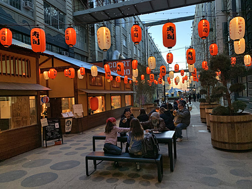 Festive outdoor dining at WAKUWAKU in Industry City